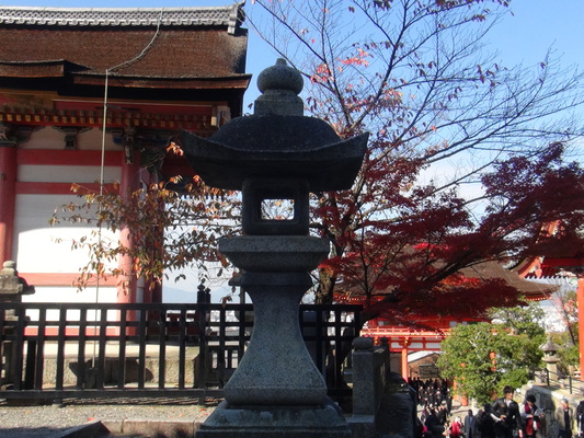 晩秋の京都・清水寺「西門と石灯籠」/癒し憩い画像データベース