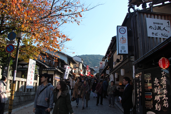 晩秋の京都・清水寺「参道の門前町」/癒し憩い画像データベース