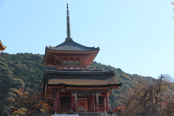秋の京都・清水寺「西門と三重塔」