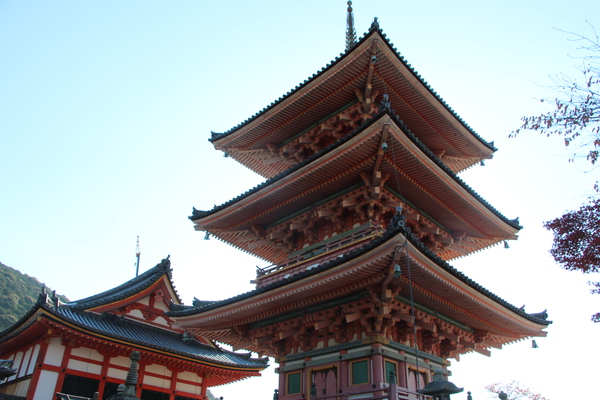 秋の青空と清水寺「三重塔」