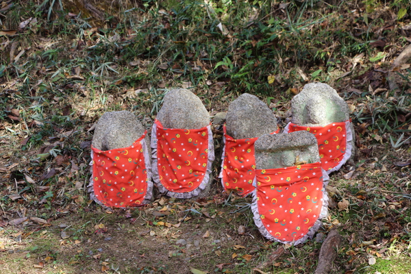 秋日を受ける「清水寺参道の石仏たち」