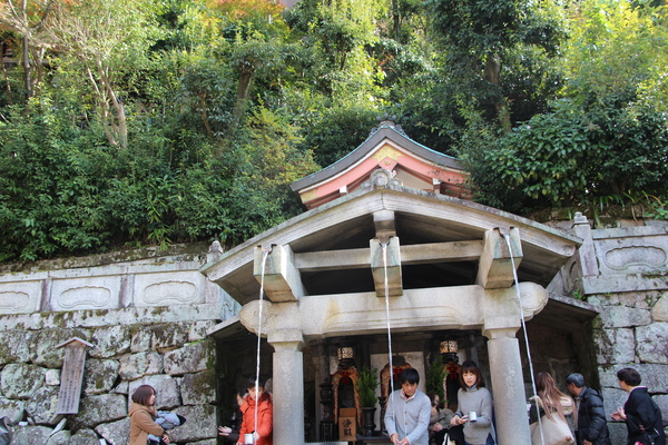 秋の京都・清水寺「音羽の滝」