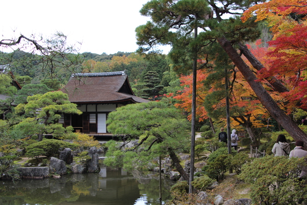 秋の京都・銀閣寺「東求堂」と池