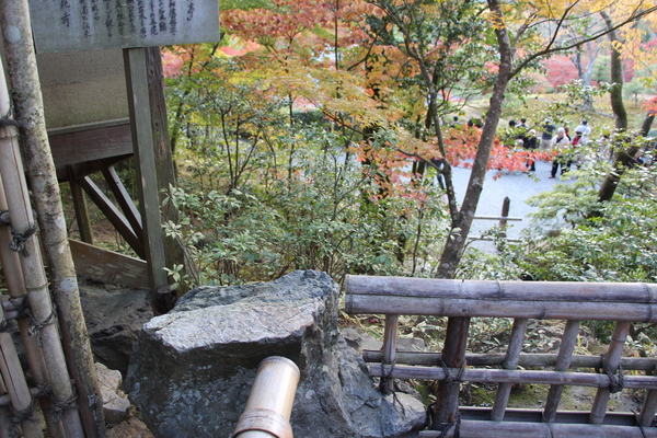 京都・金閣寺「夕佳亭」の竹垣と岩