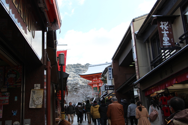 冬の京都・清水寺「門前町参道」と「仁王門」遠望