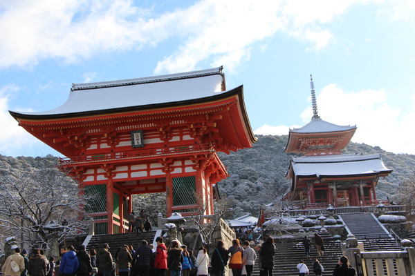 雪の清水寺「仁王門と三重塔」