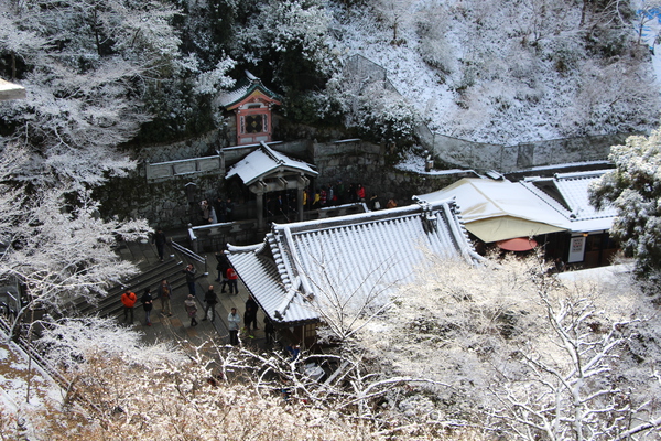 雪の京都・清水寺「音羽の瀧」遠望