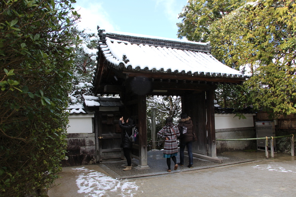 雪の京都・銀閣寺「総門」