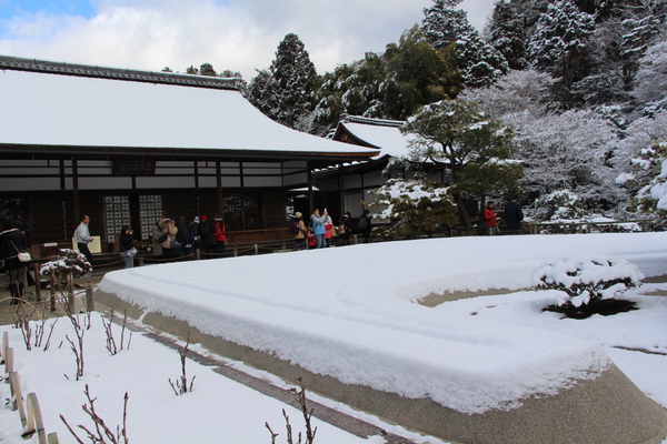 雪の京都・銀閣寺「銀沙灘と本堂」