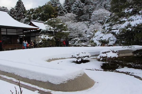 雪の京都・銀閣寺「銀沙灘と本堂・東求堂の遠景」