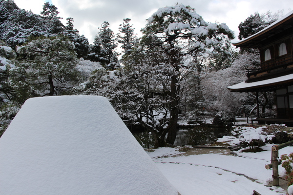 雪の京都・銀閣寺「向月台と観音殿（銀閣）」