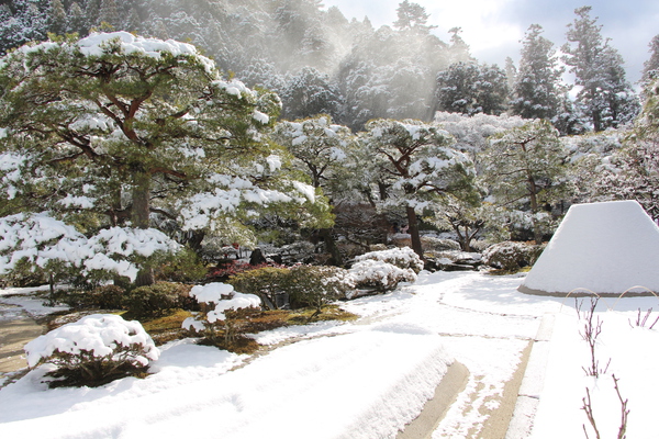 雪の京都・銀閣寺「銀沙灘と向月台」