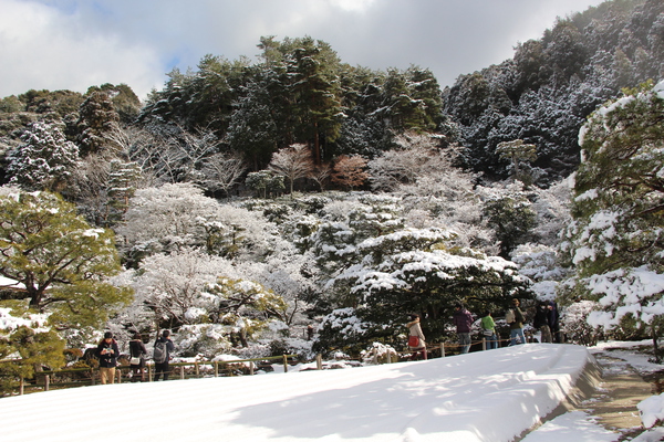 雪の京都・銀閣寺「銀沙灘と森」