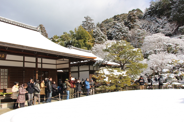 雪の京都・銀閣寺「本堂と銀沙灘」