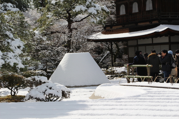 雪の京都・銀閣寺「銀沙灘、向月台と銀閣」