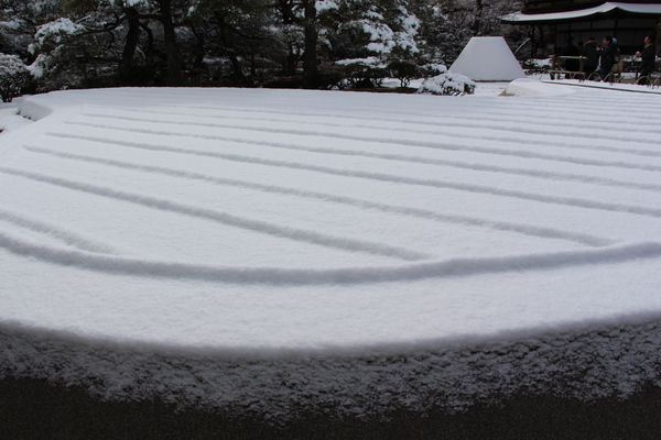 雪の京都・銀閣寺「銀沙灘と向月台遠景」