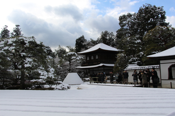 雪の京都・銀閣寺「銀沙灘、向月台と銀閣」
