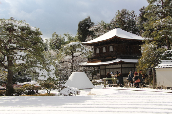 雪の京都・銀閣寺「銀沙灘、向月台、銀閣（観音殿）」