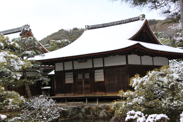 雪の京都・銀閣寺「東求堂と池泉」