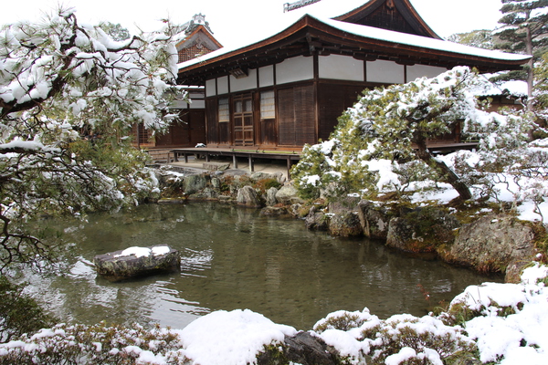 雪の京都・銀閣寺「東求堂と池泉」