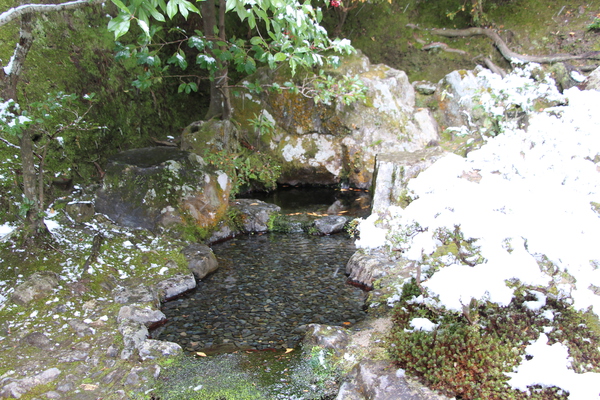 雪の京都・銀閣寺「お茶の井」
