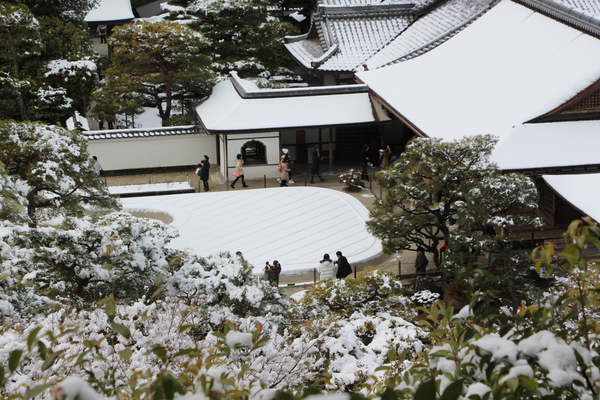 雪の京都・銀閣寺「本堂と銀沙灘」
