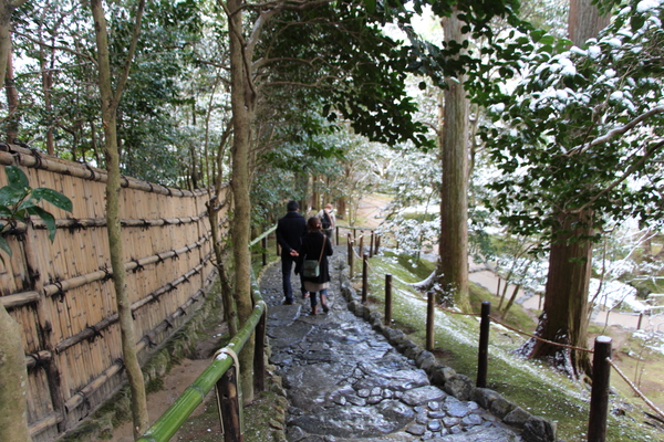 雪の京都・銀閣寺「石畳の小道と竹垣」