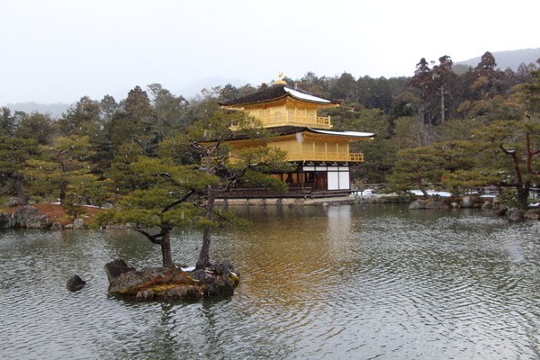 雪の京都・金閣寺「舎利殿（金閣）」と「鏡湖池」