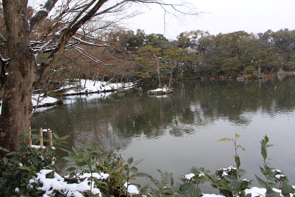 雪の京都・金閣寺「鏡湖池」