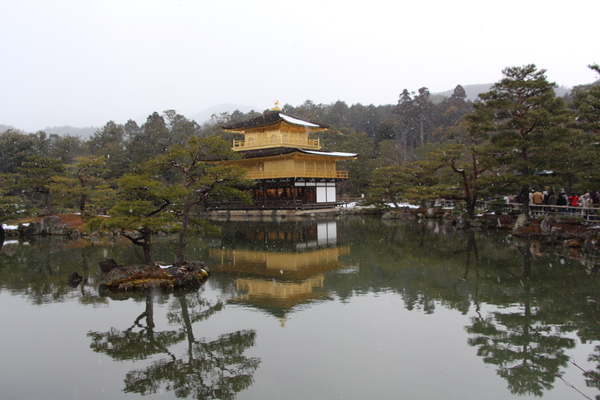 雪の京都・金閣寺「舎利殿（金閣）」と「鏡湖池」