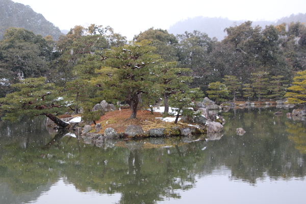 雪の京都・金閣寺「鏡湖池」