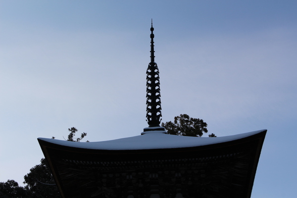 雪の湖東・西明寺「三重塔の相輪」/癒し憩い画像データベース