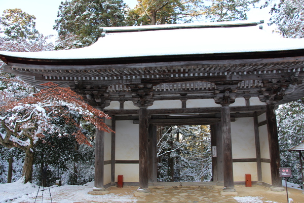 雪の西明寺「裏側から見た二天門」