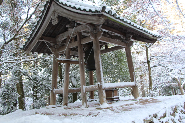 湖東三山「西明寺の鐘楼と積雪」/癒し憩い画像データベース