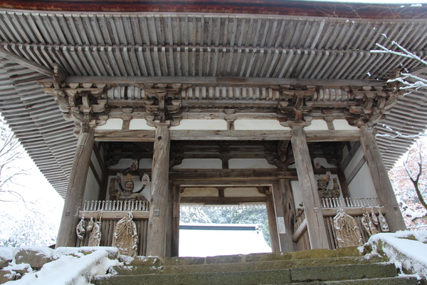 冬積雪の西明寺「仁天門」/癒し憩い画像データベース