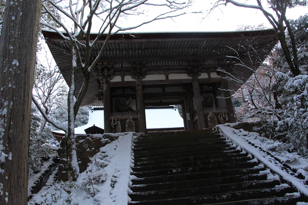 雪の西明寺「二天門と石段」/癒し憩い画像データベース