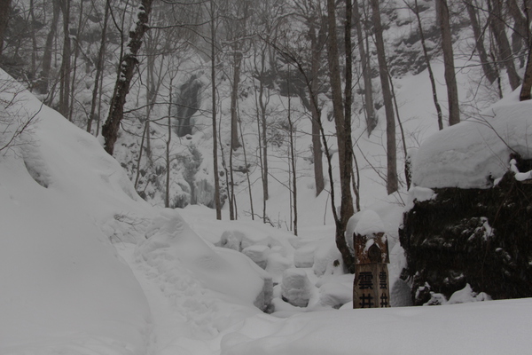 積雪の奥入瀬渓流「雲井の滝」の遠景と埋まる標識