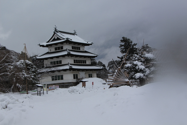 積雪の弘前城「天守閣」遠景/癒し憩い画像データベース