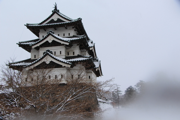 積雪の弘前城「雪越しの天守閣」