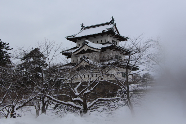 積雪の弘前城「天守閣と冬木立」/癒し憩い画像データベース