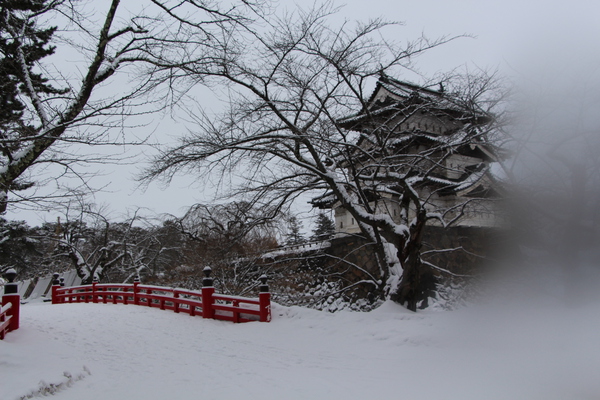 積雪の弘前城「下乗橋と天守閣」