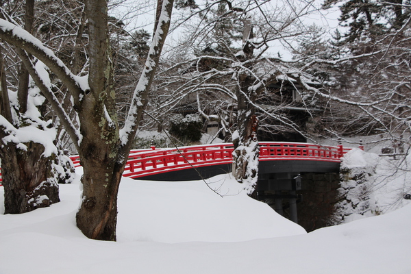 積雪の「杉の大橋」と奥の「南内門」/癒し憩い画像データベース