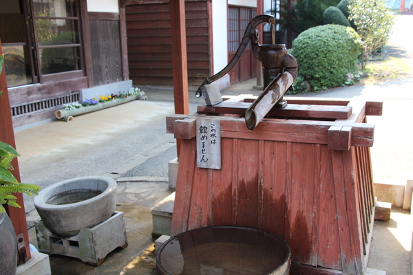 能古島「旧山下家」前の古い井戸