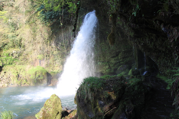 横から見た「玖珠・慈恩の滝」