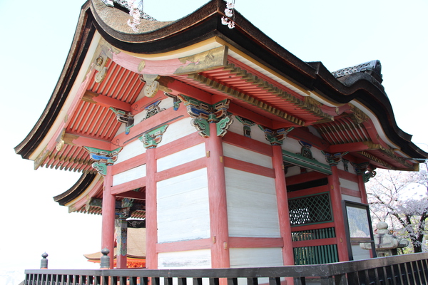 春の京都・清水寺「西門」