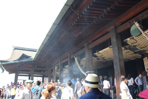 春の京都・清水寺「本堂の人々」