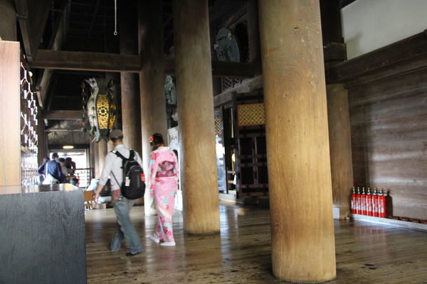 春の京都・清水寺「本堂内と着物の参拝者」