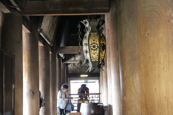 春の京都・清水寺「本堂と参拝者」