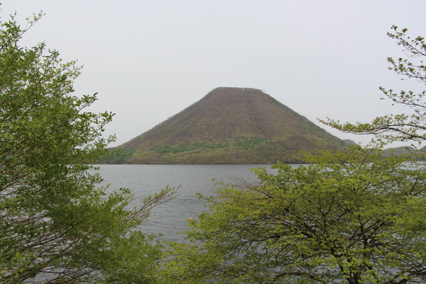 春の榛名山（榛名富士）と湖畔の新緑/癒し憩い画像データベース