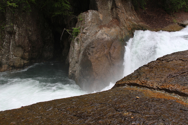 吹割渓谷「鱒飛の滝」と小瀑布
